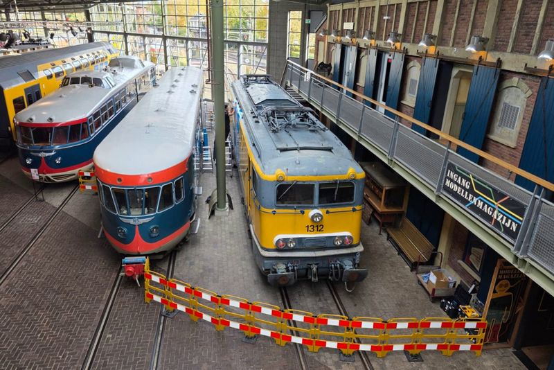 Museumlocomotief 1312 wordt bestickerd in de TCS-huisstijl